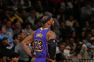 亚博体育-詹姆斯生涯总盖帽数达到1147次 追平鲍勃-麦卡杜&amp;并列历史第74