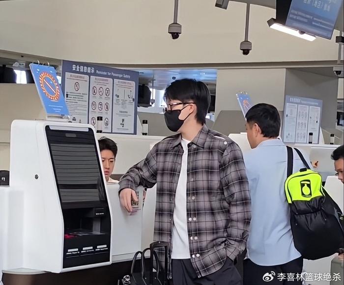 亚博体育-国乒出征澳门冠军赛！孙颖莎显可爱，王楚钦穿搭太帅+调侃林诗栋