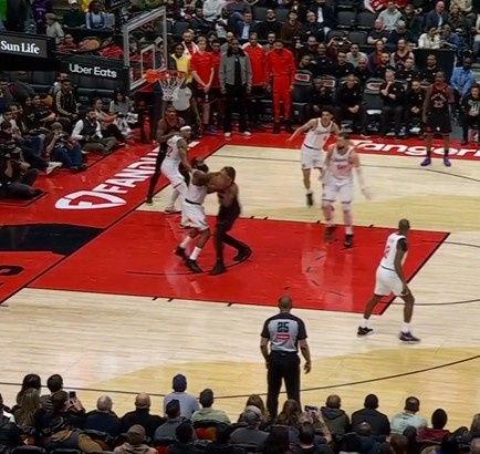 亚博-稳准狠！哈登篮下防守好帽切球并打到对方身上拿回球权