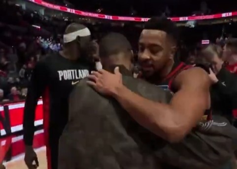 亚博体育-昔日开拓者双枪！麦科勒姆重回波特兰 赛后与利拉德拥抱致意