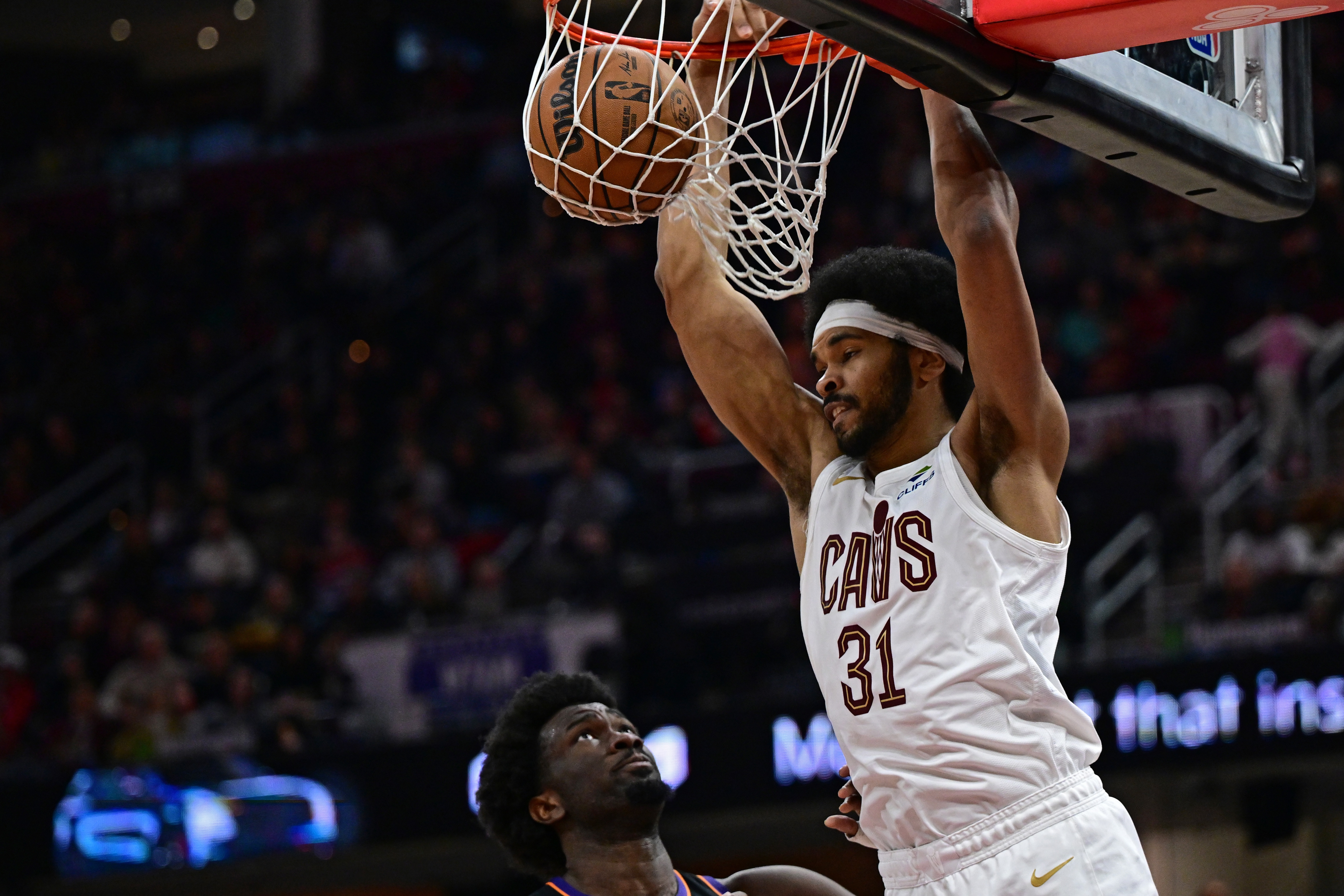 亚博体育-泰山压顶！米切尔突破送抛传 贾勒特·阿伦垂直上升空接暴扣